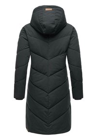 Cappotto lungo verde scuro con cappuccio, caratterizzato da un design a rombi trapuntato, polsi elastici e una piccola patch con logo vicino alla spalla.