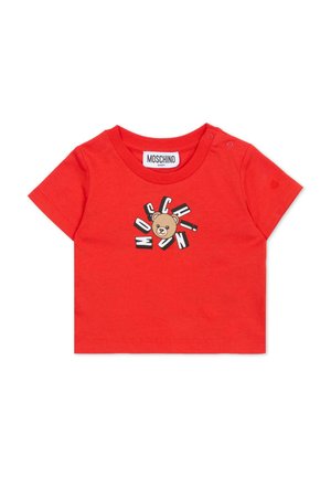 Maglietta per bambini in cotone rosso con maniche corte, scollo rotondo e grafica di un orso con testo "MOSCHINO" in bianco e nero. Chiusura a scatto sulla spalla.