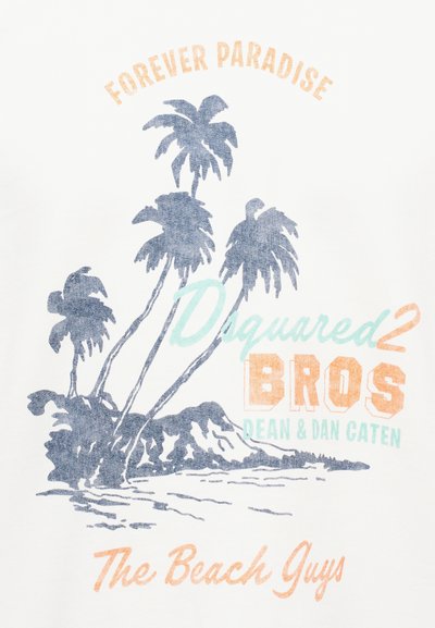 Φοινικόδεντρα και μια παραλία με τα κείμενα "Forever Paradise", "Dsquared2 BROS", "Dean & Dan Caten" και "The Beach Guys" σε παστέλ χρώματα.