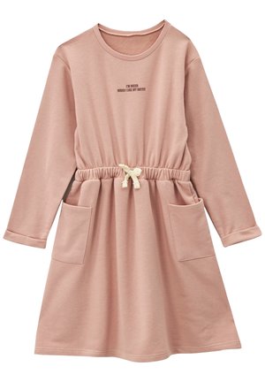 Różowa sukienka z długim rękawem, okrągłym dekoltem, marszczoną talią, troczkiem i dwoma przednimi kieszeniami. Na piersi znajduje się nadrukowany napis.