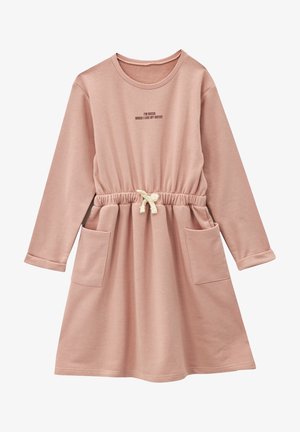 Vestito rosa a maniche lunghe con scollo rotondo, vita arricciata, coulisse e due tasche anteriori. Presenta una scritta stampata sul petto.