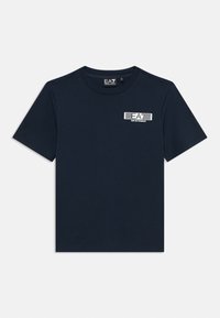 Mørkeblå t-skjorte med korte ermer og hvit EA7 Emporio Armani-logo på venstre bryst og rund hals.