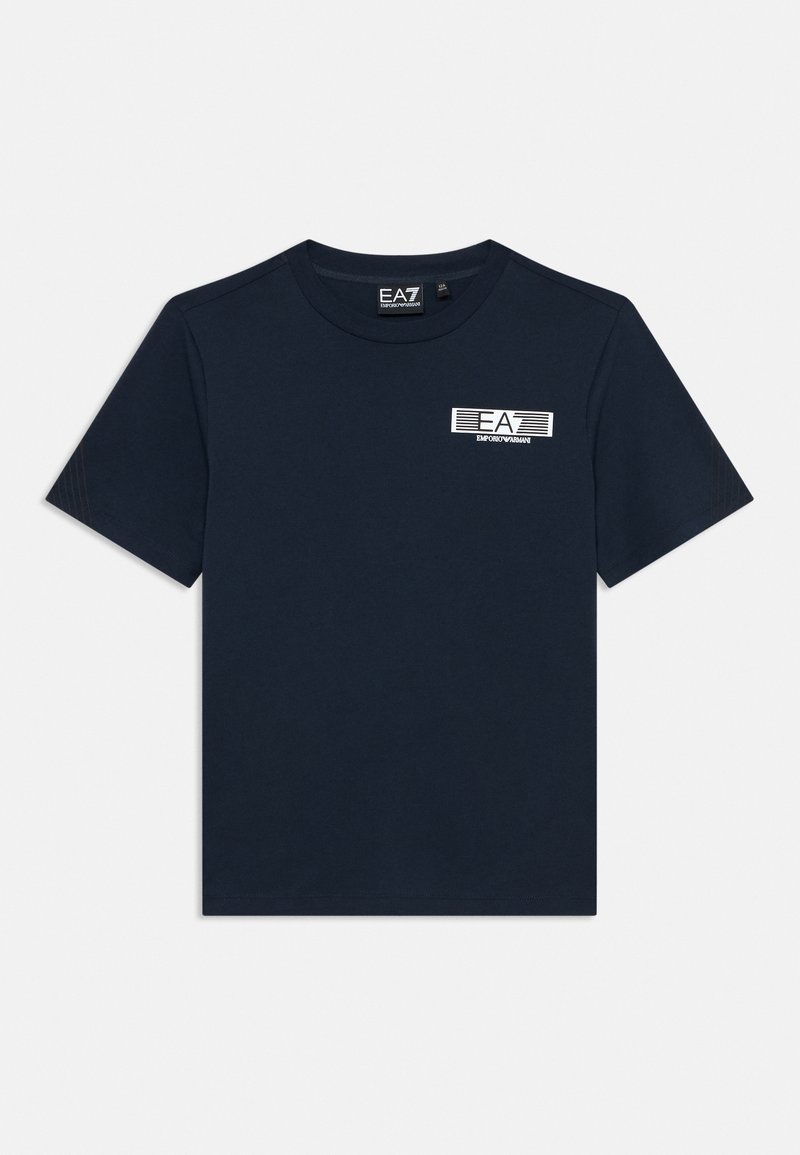 Mørkeblå t-skjorte med korte ermer og hvit EA7 Emporio Armani-logo på venstre bryst og rund hals.