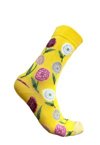 Calcetín de algodón amarillo con diseños florales multicolores en rosa, blanco y verde. Puño acanalado y punta redondeada.