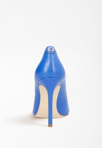 Chaussure à talon haut en cuir bleu, avec un bout pointu, un accent logo signature à l'arrière et un talon aiguille fin. Texture lisse.