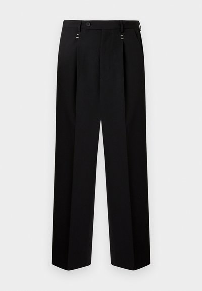 Pantalon noir plissé avec fermeture à boutons, en tissu lisse. Comprend deux poches avant et deux clips métalliques décoratifs. Coupe cintrée.
