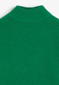 Jersey de cuello alto de punto en un verde vibrante. Presenta una textura acanalada, un cuello ajustado y un material suave y ligeramente elástico.