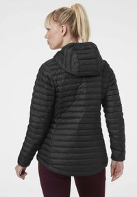 Zwarte gewatteerde jas met capuchon, voorzien van een horizontaal doorgestikt ontwerp en een iets langere achterzoom. Soepele textuur en lichtgewicht materiaal.