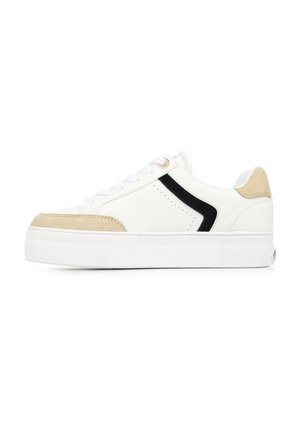 Biały niski sneaker z beżowymi zamszowymi akcentami na palcach i pięcie, czarnym bocznym paskiem, białymi sznurowadłami i grubą białą podeszwą.