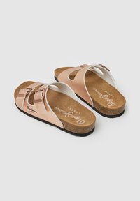 Paire de sandales ouvertes rose clair avec double boucle réglable, semelle intérieure en liège et semelle extérieure en caoutchouc noir, de la marque Pepe Jeans London.