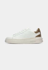 Sneaker bassa bianca Guess con suola spessa beige e tab sul tallone a motivo marrone, con loghi Guess in rilievo sui lati e sulla suola.
