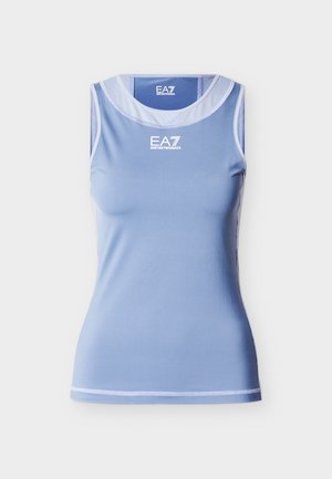 Svetlomodrý športový top bez rukávov s bielym lemovaním a logom EA7 Emporio Armani na hrudi a vnútornom golieri.