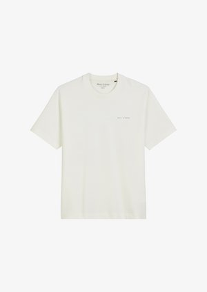 Hvid bomulds T-shirt med rund halsudskæring, korte ærmer og et lille logo i lysebrun på venstre bryst. Enkel, klassisk design.