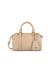 Sac en cuir beige avec des poignées doubles, une bandoulière ajustable, des accessoires dorés et une petite étiquette attachée présentant des détails de logo.
