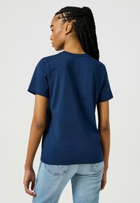 Wrangler REGULAR TEE - Camiseta básica - dark navy