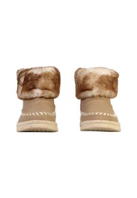 Botas de tobillo beige con un puño de piel marrón, exterior de cuero texturizado, detalles de costura blanca y una suela clara con manchas.