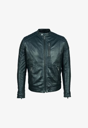 Chaqueta de cuero negra con un alto cuello, acentos acolchados en los hombros, bolsillos frontales con cremallera y cierre de cremallera. Textura suave y diseño ajustado.