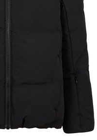 Schwarze isolierte Jacke mit durchgehendem Reißverschluss, gestepptem Design und seitlicher Tasche mit kleinem Reißverschluss. Glattes Material und strukturierte Passform.