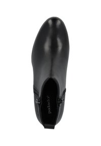 Botín negro de tobillo hecho de cuero liso, con punta redondeada y cremalleras laterales para facilitar su uso. Marca visible en el interior.