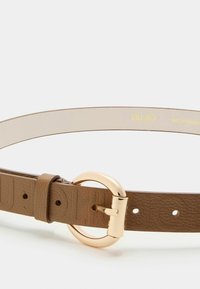 Cintura in pelle marrone con una fibbia rotonda in metallo dorato. Cintura testurizzata con più fori per le regolazioni. Marchio del brand in oro.