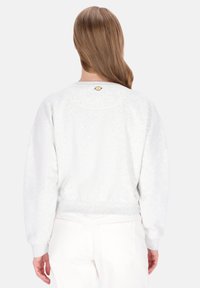 Lichtgrijze trui met een gestructureerde stof, geribbelde manchetten en een klein logodetail aan de achterkant van de nek. Recht gesneden ontwerp, casual pasvorm.