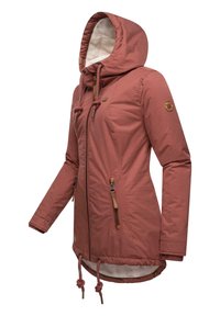 Roze gekleurde jas met een capuchon, voorzien van ritsen aan de voorkant, trekkoorden en een getextureerde binnenvoering. Accenten zijn onder meer leren details.