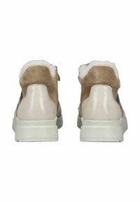 Stivaletti alla caviglia in suede tan con fodera in pelliccia sintetica bianca, tacco lucido beige e suola in gomma crema. Design semplice, senza loghi o fantasie visibili.