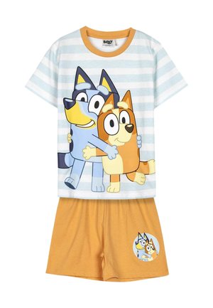 Gestreiftes Kurzarmhemd mit zwei Cartoon-Hunden, die sich umarmen, kombiniert mit senffarbenen Shorts mit dem gleichen Hundebild in einem Kreis.