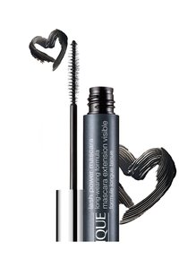Tube de mascara noir avec un capuchon argenté et une brosse noire texturée. Présente un trait de mascara en forme de cœur à côté du tube.