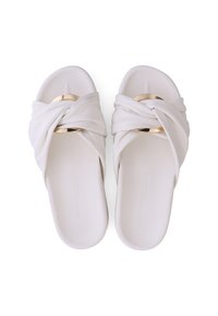 Witte sandaal-slippers met een geknoopte stofbovenkant en een goudkleurige cirkelvormige accent. Zachte, gestructureerde voetbed voor comfort.