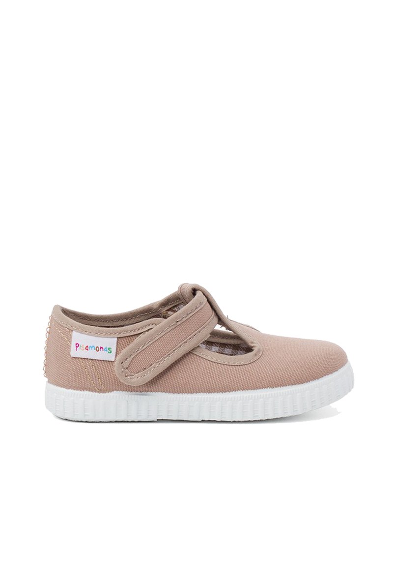 Chaussure en toile beige avec une sangle Velcro et un design découpé. Semelle en caoutchouc blanche avec une texture antidérapante. Étiquette de la marque sur le côté.