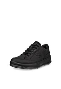 Schwarzer Ledersneaker mit Schnürverschluss, perforierten Seitendetails, gepolsterter Sohle und profilierter Außensohle, aus der vorderen linken Perspektive gezeigt.
