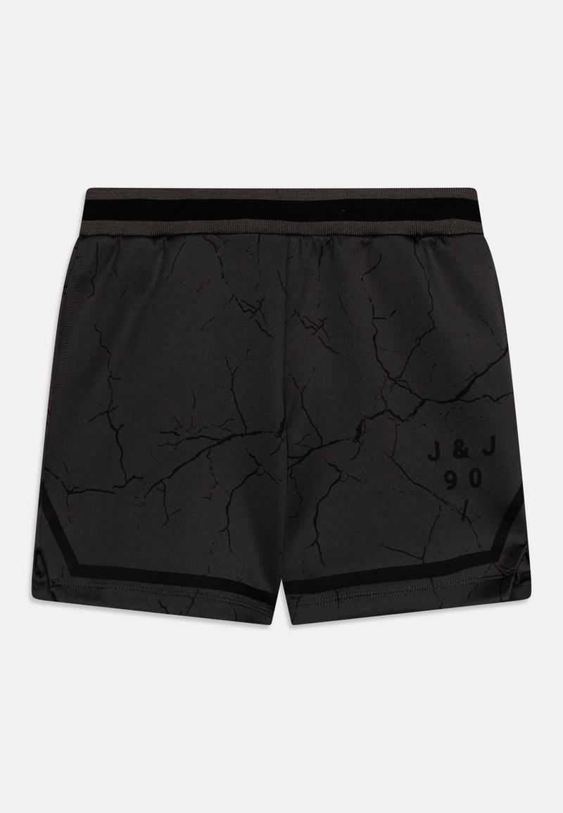 Svarta atletiska shorts med ett sprucket mönster, elastisk midja med en svart rand och en tryckt logotyp "J & J 90" på den nedre sidan.