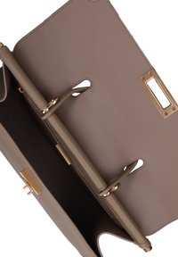 Borsa in pelle taupe con texture goffrata, dotata di dettagli in oro, chiusura a scatto e tasca interna con zip.