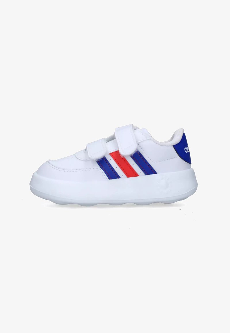 Zapatillas blancas con correas de velcro, con tres franjas verticales en rojo y azul, suela de goma moldeada y detalle azul en el talón.