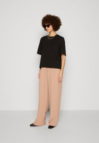 Lindex LOLA - Navadna majica - black