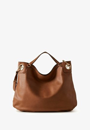 Braune Lederhandtasche mit zwei Griffen, goldenen runden Beschlägen an jeder Seite und einer weichen, lässigen Form vor weißem Hintergrund.