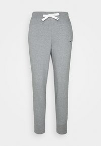 Graue Sweatpants aus weichem Material, mit einem Kordelzug an der Taille, schmal zulaufenden Beinen und einem kleinen schwarzen Logo auf der linken Seite.