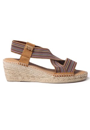 Vedge sandal med en flettet jute sål, brune ruskindstropper og flerfarvede stribede elastiske bånd for sikker pasform og fleksibilitet.