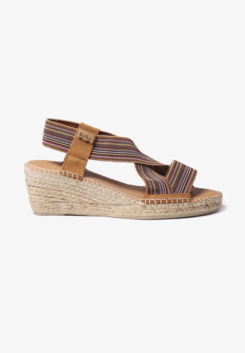 Sandale à talon compensé avec une semelle en jute tressé, des brides en daim marron et des bandes élastiques multicolores rayées pour un maintien sécurisé et une flexibilité.