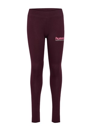 Bordeauxfarbene Leggings aus dehnbarem Stoff, mit hohem Bund und einem pinken Logo auf dem linken Oberschenkel. Glatte Textur, figurbetontes Design.