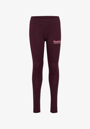 Bordeauxfarbene Leggings aus dehnbarem Stoff, mit hohem Bund und einem pinken Logo auf dem linken Oberschenkel. Glatte Textur, figurbetontes Design.
