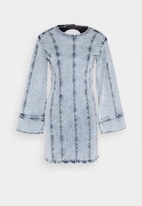 Denimové šaty, světle modré s vertikálními švy, kulatým výstřihem, dlouhými širokými rukávy a detailním třepícím se lemem.