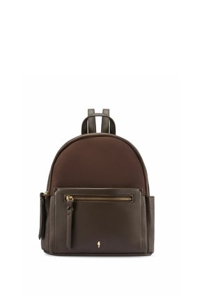 Mały ciemnobrązowy plecak z przednią kieszenią na zamek, dwoma paskami na ramiona i złotymi suwakami na białym tle.