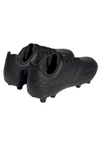 Botas de fútbol negras con una parte superior sintética texturizada, un perfil bajo y un destacado detalle lateral. Las características incluyen un cierre de cordones y tacos moldeados.