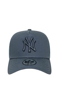 Cappellino da baseball grigio scuro con logo New York Yankees nero rialzato e visiera curva, con adesivo del marchio sulla parte frontale.