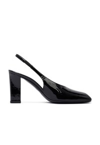 Zapato de charol negro tipo slingback con punta afilada y tacón cuadrado sobre un fondo blanco.