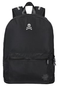 Mochila negra hecha de material duradero, con un bolsillo frontal con cremallera, logo de calavera, correas reflectantes y una textura suave.
