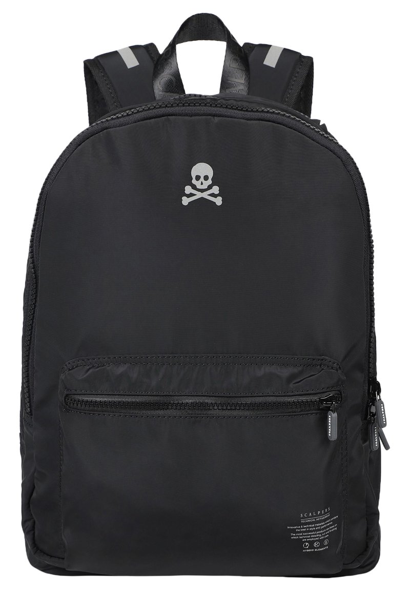 Mochila negra hecha de material duradero, con un bolsillo frontal con cremallera, logo de calavera, correas reflectantes y una textura suave.