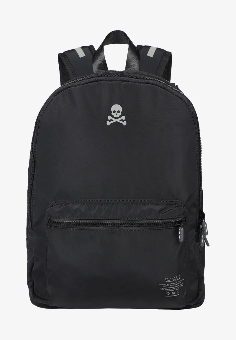 Mochila negra hecha de material duradero, con un bolsillo frontal con cremallera, logo de calavera, correas reflectantes y una textura suave.